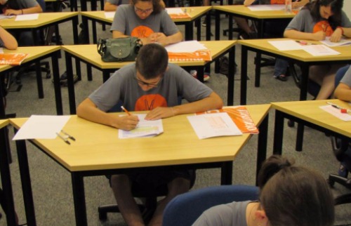 Alunos fazendo prova presencial